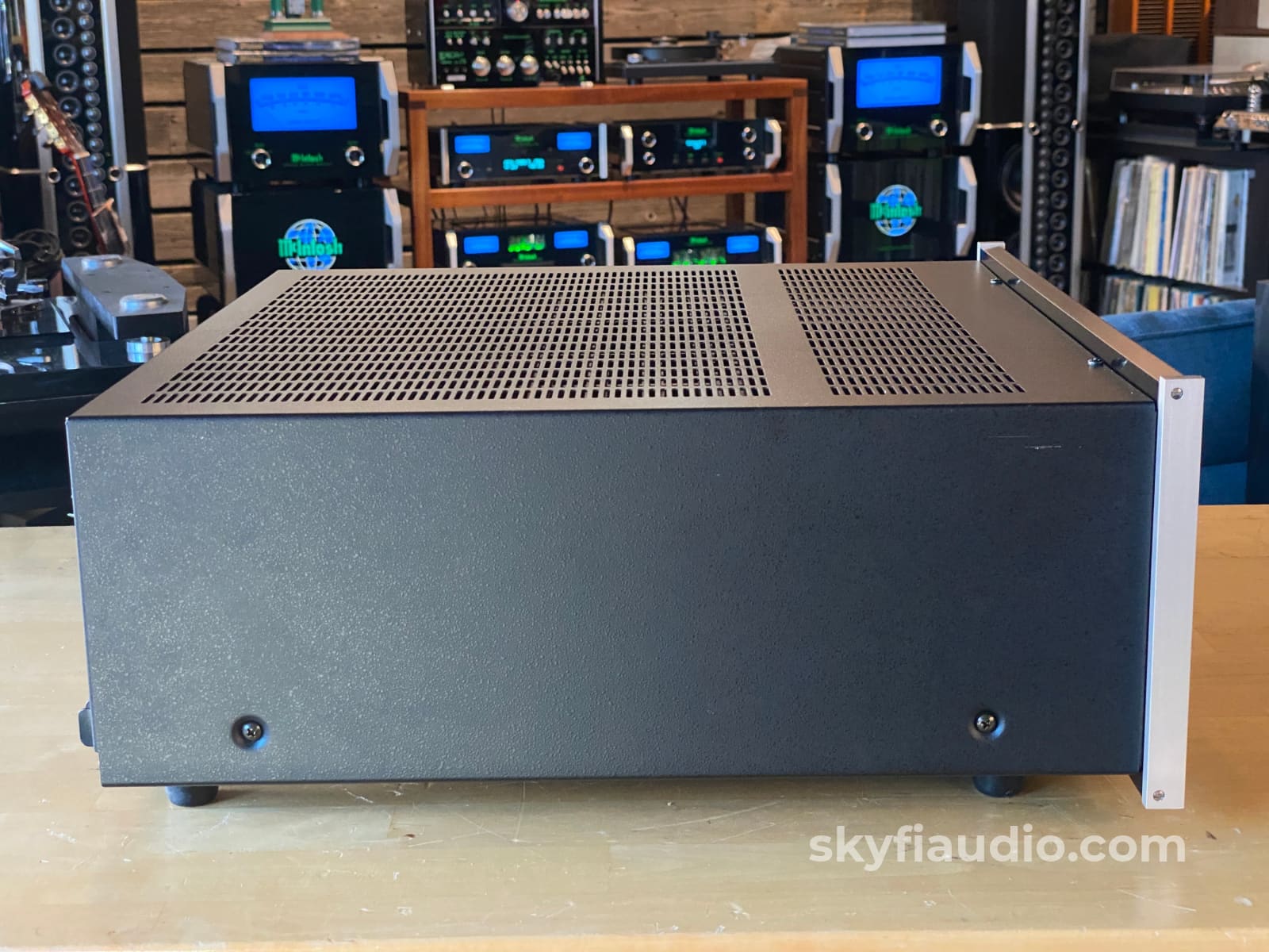 Mcintosh Mc7108 - 8 Channel Amplifier Configurable! Amplifier
